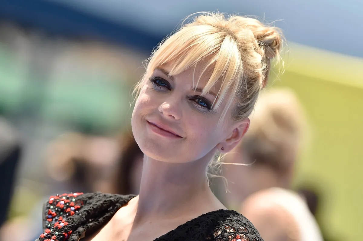 Anna Faris posing in a dress at the premiere of 'The Emoji Movie'.